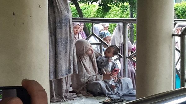 Ayu Ting Ting Tak Ikut Salat Iduladha, Sibuk Jaga Keponakan