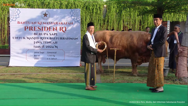 Makna Tersirat di Balik Sarung Batik Presiden Jokowi saat Salat Iduladha