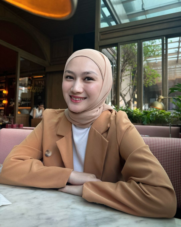 8 Artis Indonesia Berdarah Sunda, Paras Rupawan dan Berbakat