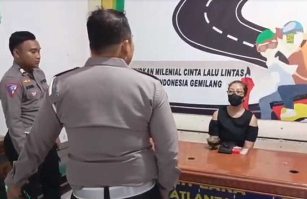 Terlibat Kecelakaan di Suramadu, Janda Muda Cantik Bawa Kabur Polisi