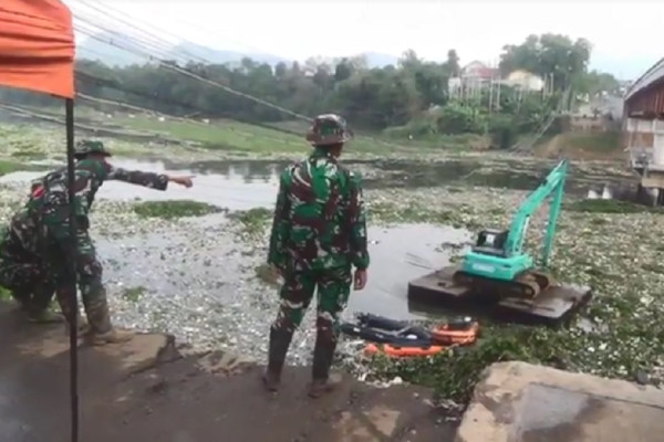 Jorok! Lautan Sampah di Sungai Citarum Meluber di Jembatan Merah Jatijajar