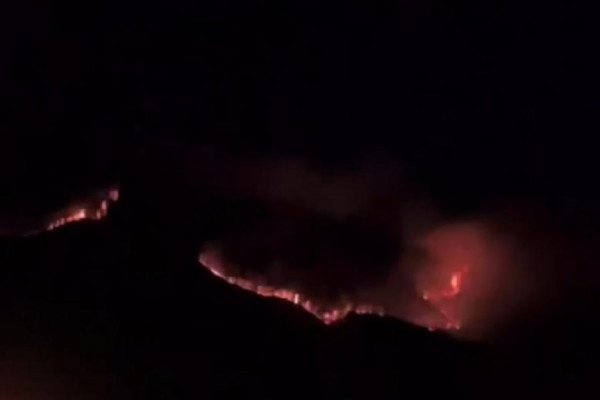 Gunung Bromo Kembali Terbakar, Api Terekam Membara!