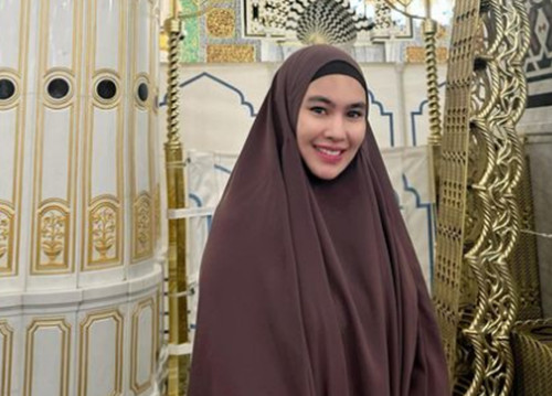 12 Artis Cantik Indonesia yang Punya Gelar Haji