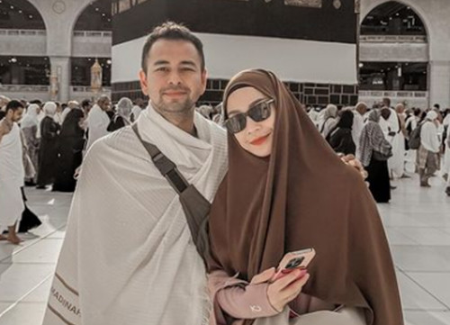 12 Artis Cantik Indonesia yang Punya Gelar Haji