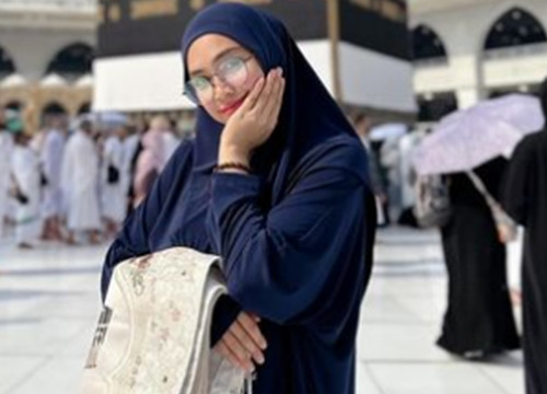 12 Artis Cantik Indonesia yang Punya Gelar Haji