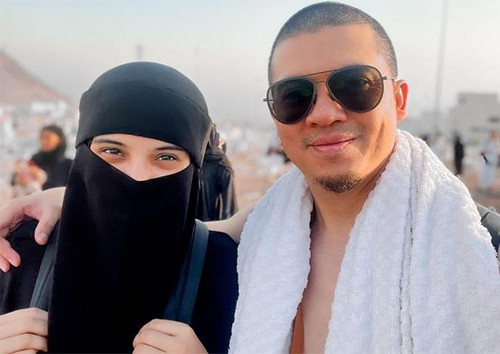 12 Artis Cantik Indonesia yang Punya Gelar Haji