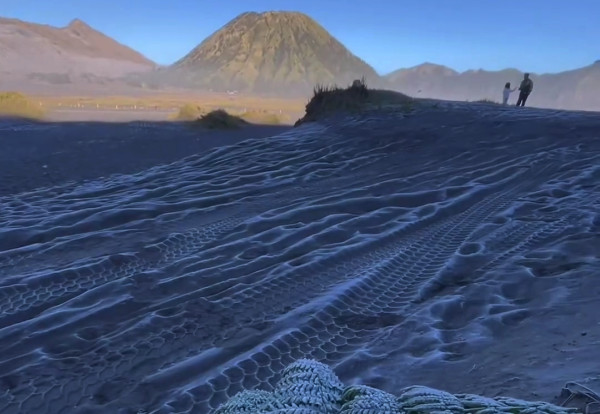 Salju Mulai Bermunculan di Gunung Bromo, Suhu Turun hingga 5 Derajat