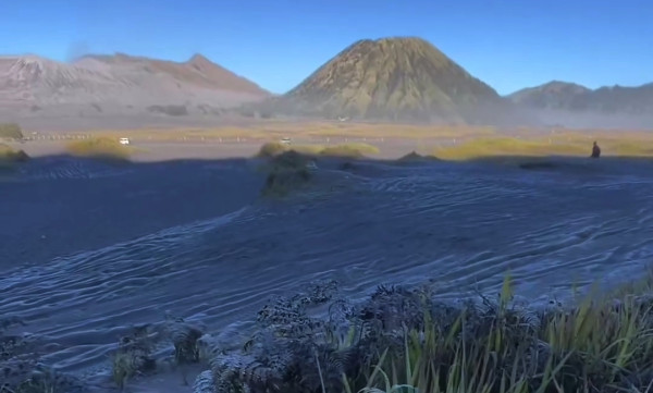 Salju Mulai Bermunculan di Gunung Bromo, Suhu Turun hingga 5 Derajat