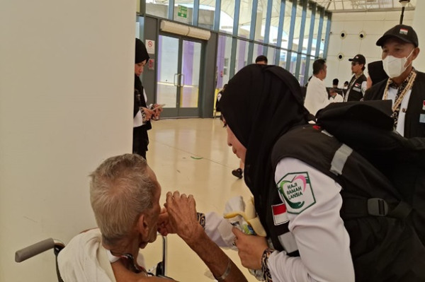 Aksi Heroik Petugas Haji Tak Kenal Lelah Melayani Jemaah Lansia