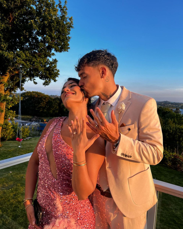 4 Potret Shayne Pattynama Lamar Kekasihnya, Romantis Disaksikan Keluarga