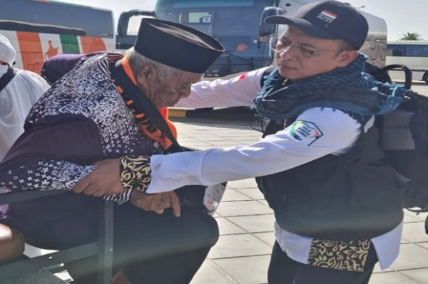 Aksi Heroik Petugas Haji Tak Kenal Lelah Melayani Jemaah Lansia