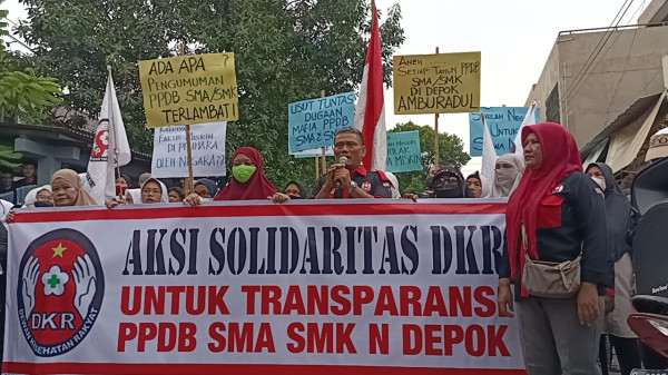 Emak-emak Demo di Depan SMAN 4 Depok, Minta Usut Tuntas Dugaan Mafia PPDB