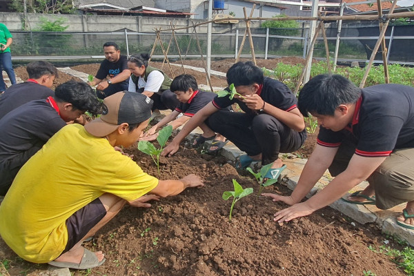 MNC Peduli Beri Bantuan Pupuk Kasgot untuk Berkebun di Panti Asuhan di Tangsel