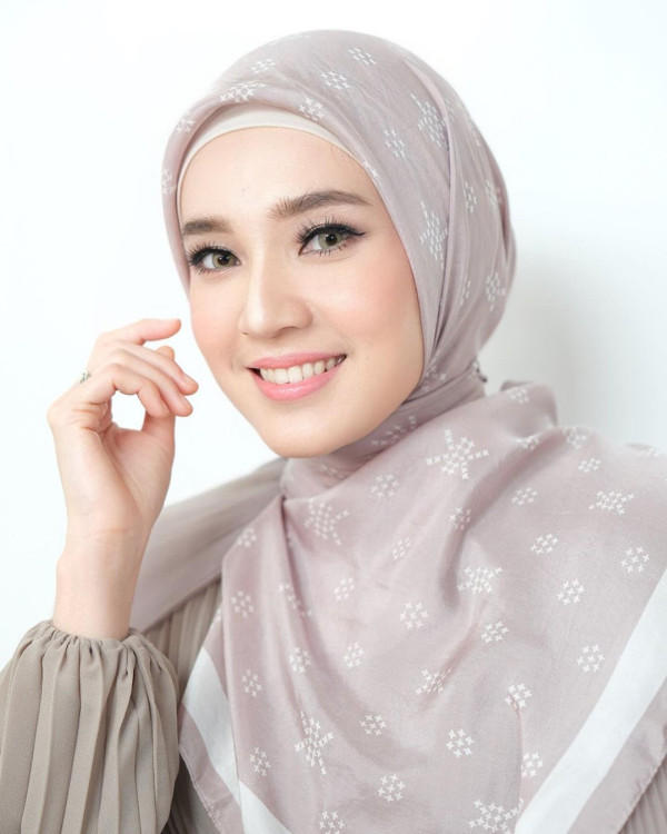 8 Artis Indonesia yang Langsung Berhijab setelah Menikah, Pesonanya Bikin Adem