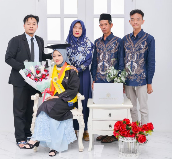 Mendobrak Batas Anak Tukang Ukir: Ulfatun Nikmah, Lulusan SMK Raih Gelar Magister FEB UGM