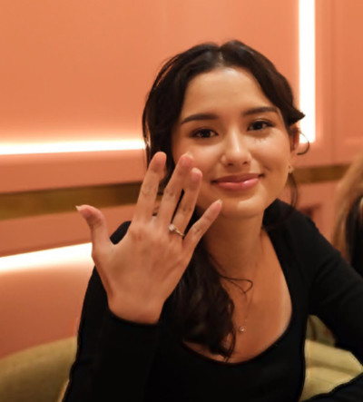 4 Momen Sarah Menzel Pamer Cincin Tunangan dari Azriel Hermansyah