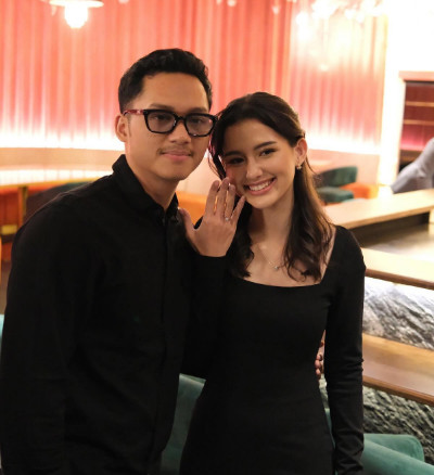 4 Momen Sarah Menzel Pamer Cincin Tunangan dari Azriel Hermansyah