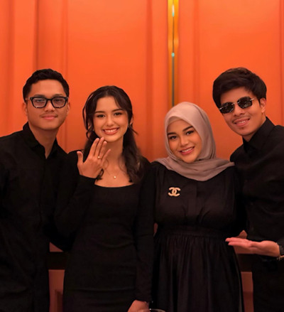4 Momen Sarah Menzel Pamer Cincin Tunangan dari Azriel Hermansyah