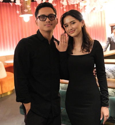 4 Momen Sarah Menzel Pamer Cincin Tunangan dari Azriel Hermansyah
