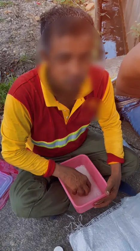 Viral! Pria Ini Rela Makan Nasi dengan Kuah Air Putih demi Menghemat Uang untuk Keluarga