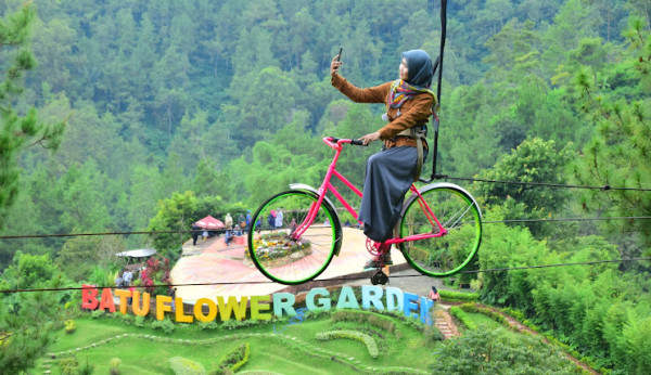 Batu Flower Garden, Pesona Taman Bunga di Lereng Gunung Panderman Malang