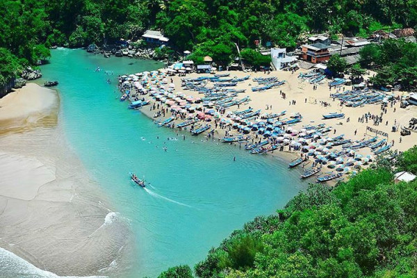 5 Pantai Terindah di Yogyakarta, Air Lautnya Biru Kehijauan