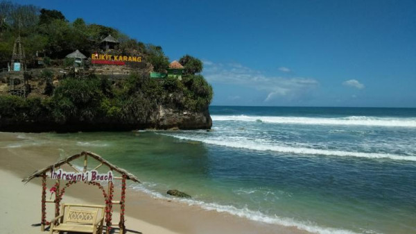5 Pantai Terindah di Yogyakarta, Air Lautnya Biru Kehijauan