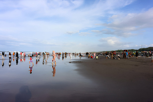 5 Pantai Terindah di Yogyakarta, Air Lautnya Biru Kehijauan