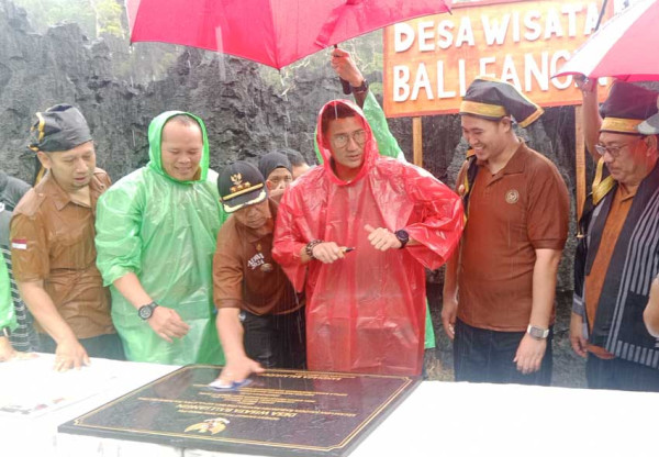 Tak Ingin Kecewakan Warga Desa Wisata Balleangin, Sandiaga Uno Rela Hujan-hujan