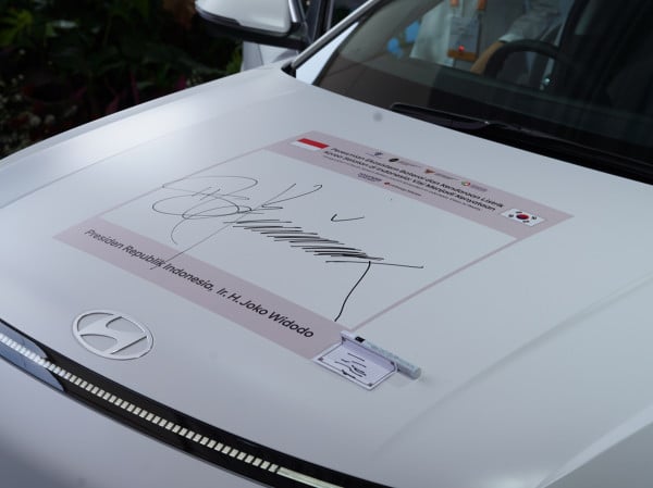 Resmikan Pabrik Baterai di Karawang, Ada Tanda Tangan Jokowi di Kona Electric
