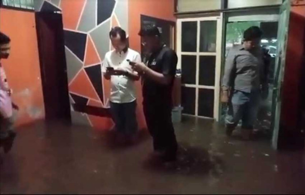 Diguyur Hujan Deras, Kantor Bupati Lebak Dikepung Banjir