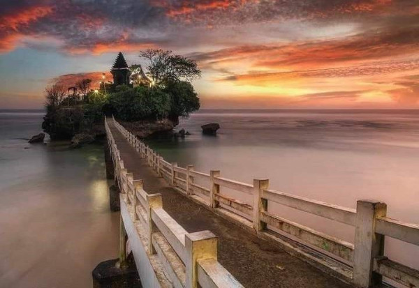 8 Pantai Terindah di Jawa Timur, Ada yang Mirip Tanah Lot Bali