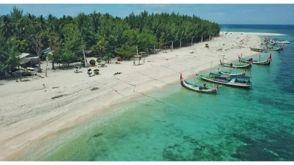 8 Pantai Terindah di Jawa Timur, Ada yang Mirip Tanah Lot Bali