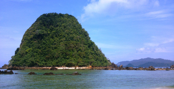 8 Pantai Terindah di Jawa Timur, Ada yang Mirip Tanah Lot Bali