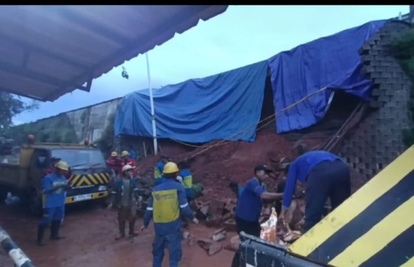 Tebing Exit Tol Veteran Bintaro Longsor, Begini Penampakannya
