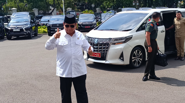 Gaya Silat dan Lari-lari Kecil Prabowo Sambangi Istana Pascaoperasi Kaki