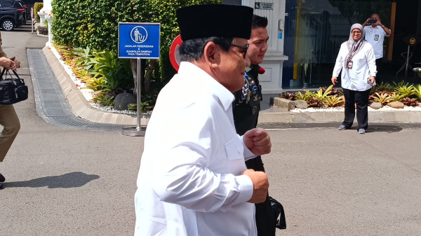 Gaya Silat dan Lari-lari Kecil Prabowo Sambangi Istana Pascaoperasi Kaki
