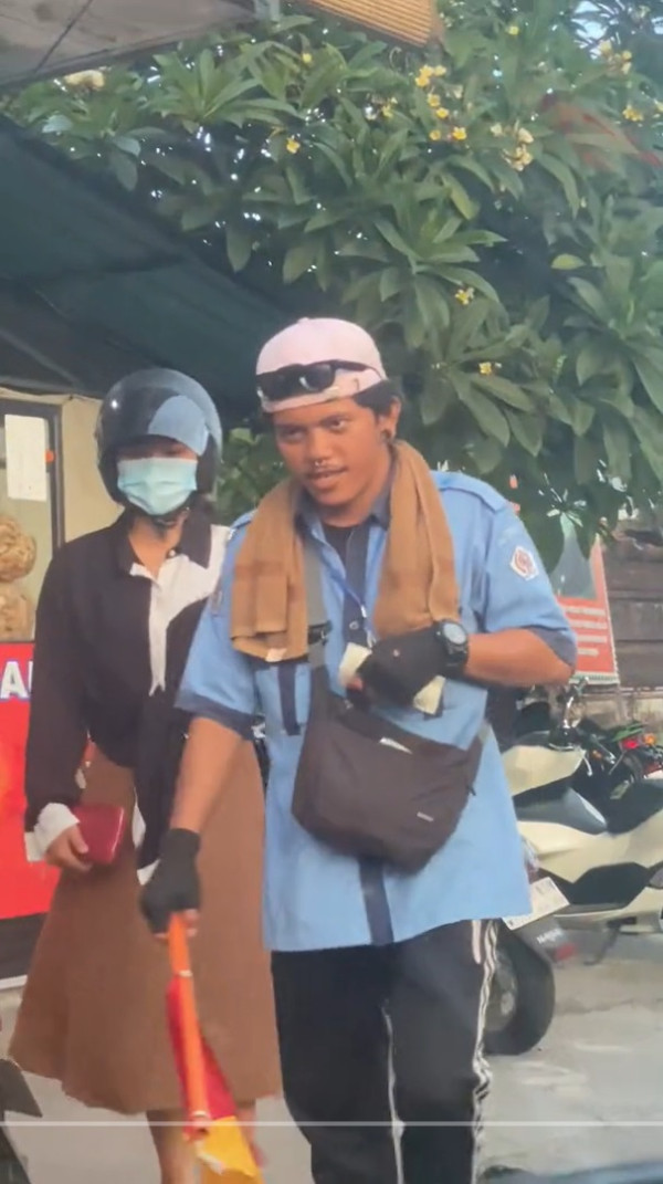 Viral! Tukang Parkir Mirip Bruno Mars, Netizen: Mau Konser di Indo tapi Markir Dulu