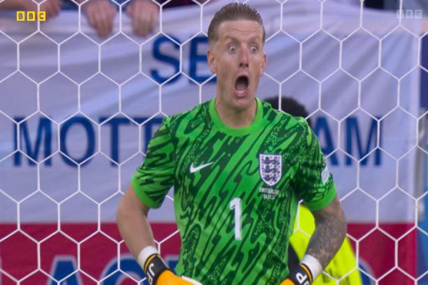 Gagalkan Penalti Akanji, Catatan Unik Pickford di Botol Minum Jadi Sorotan