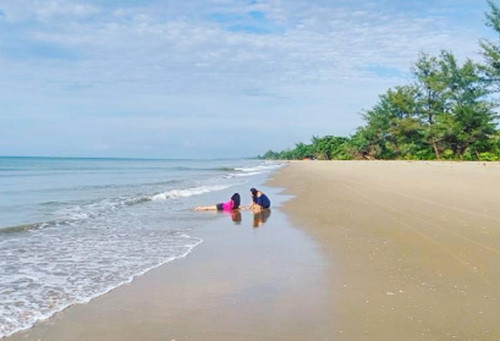 7 Pantai Pasir Putih Terindah di Kalimantan, Panoramanya Romantis dan Instagramable