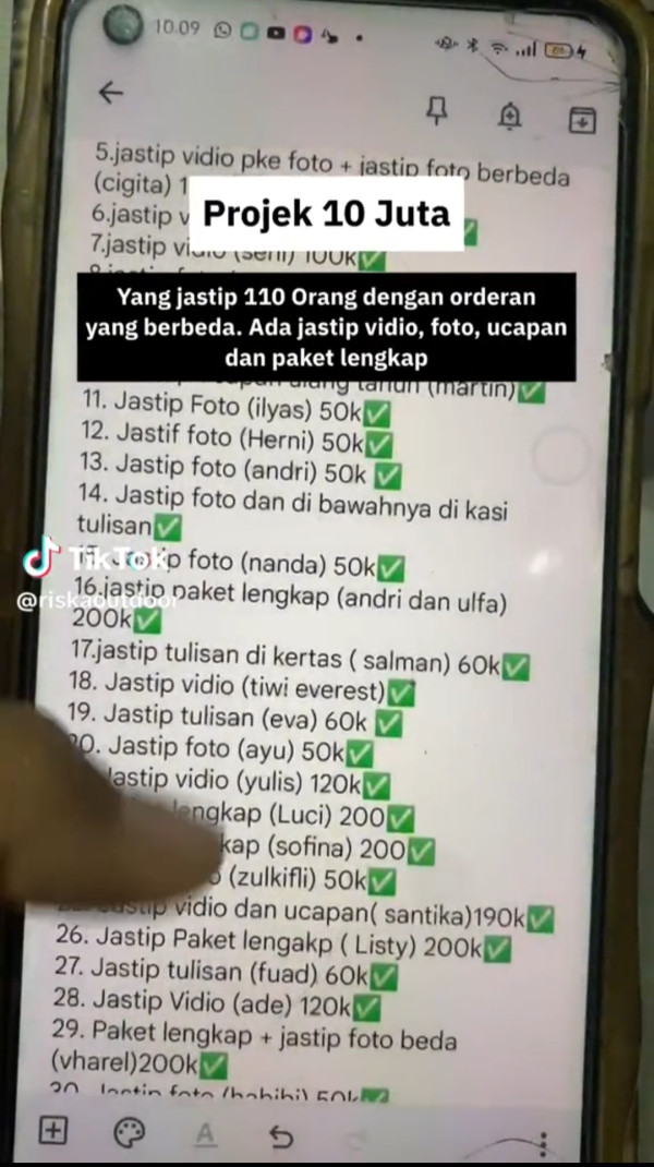 Viral! Wanita Ini Buka Jastip Foto dan Video Ucapan dari Puncak Gunung, Mendaki Jadi Cuan