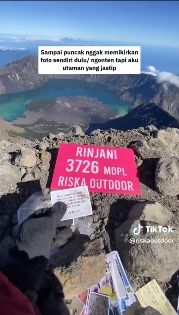 Viral! Wanita Ini Buka Jastip Foto dan Video Ucapan dari Puncak Gunung, Mendaki Jadi Cuan