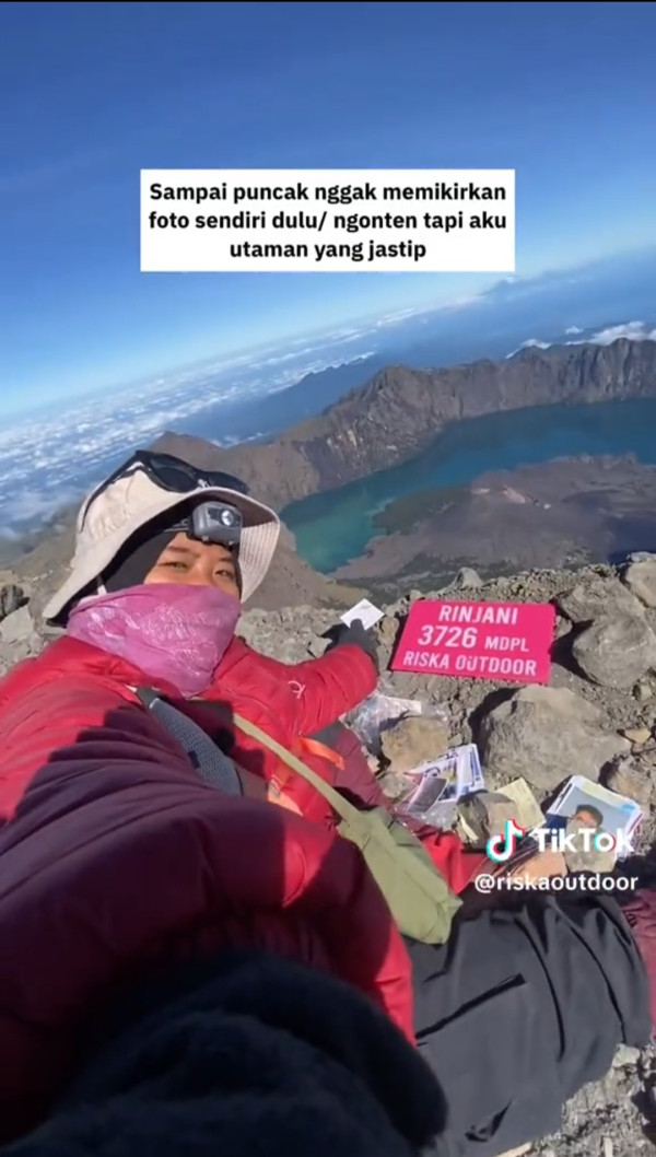 Viral! Wanita Ini Buka Jastip Foto dan Video Ucapan dari Puncak Gunung, Mendaki Jadi Cuan