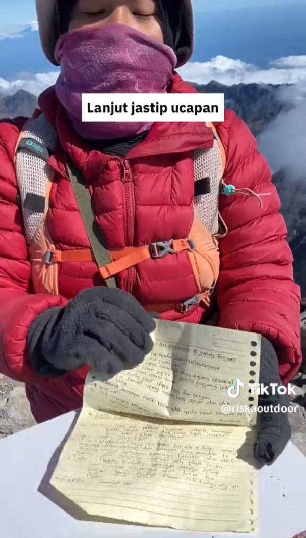 Viral! Wanita Ini Buka Jastip Foto dan Video Ucapan dari Puncak Gunung, Mendaki Jadi Cuan