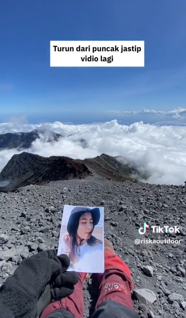 Viral! Wanita Ini Buka Jastip Foto dan Video Ucapan dari Puncak Gunung, Mendaki Jadi Cuan