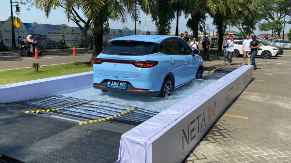 Baterai Mobil Listrik Neta V-II Nongol di Kolong, Bagaimana Keamanannya?