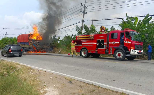 Kebakaran Hebat Hanguskan Truk Tronton Pengangkut Ribuan Kardus Mi di Bojonegoro
