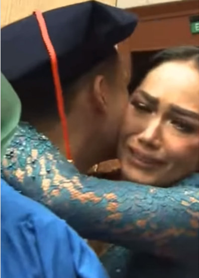 Krisdayanti Menitikkan Air Mata Bahagia di Momen Wisuda Azriel Hermansyah, Netizen Terharu