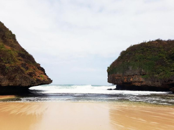 7 Pantai di Gunungkidul yang Bagus dan Sepi, Nomor 6 Punya Kolam Alami