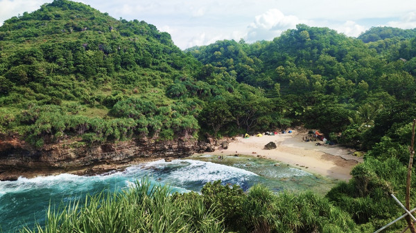 7 Pantai di Gunungkidul yang Bagus dan Sepi, Nomor 6 Punya Kolam Alami